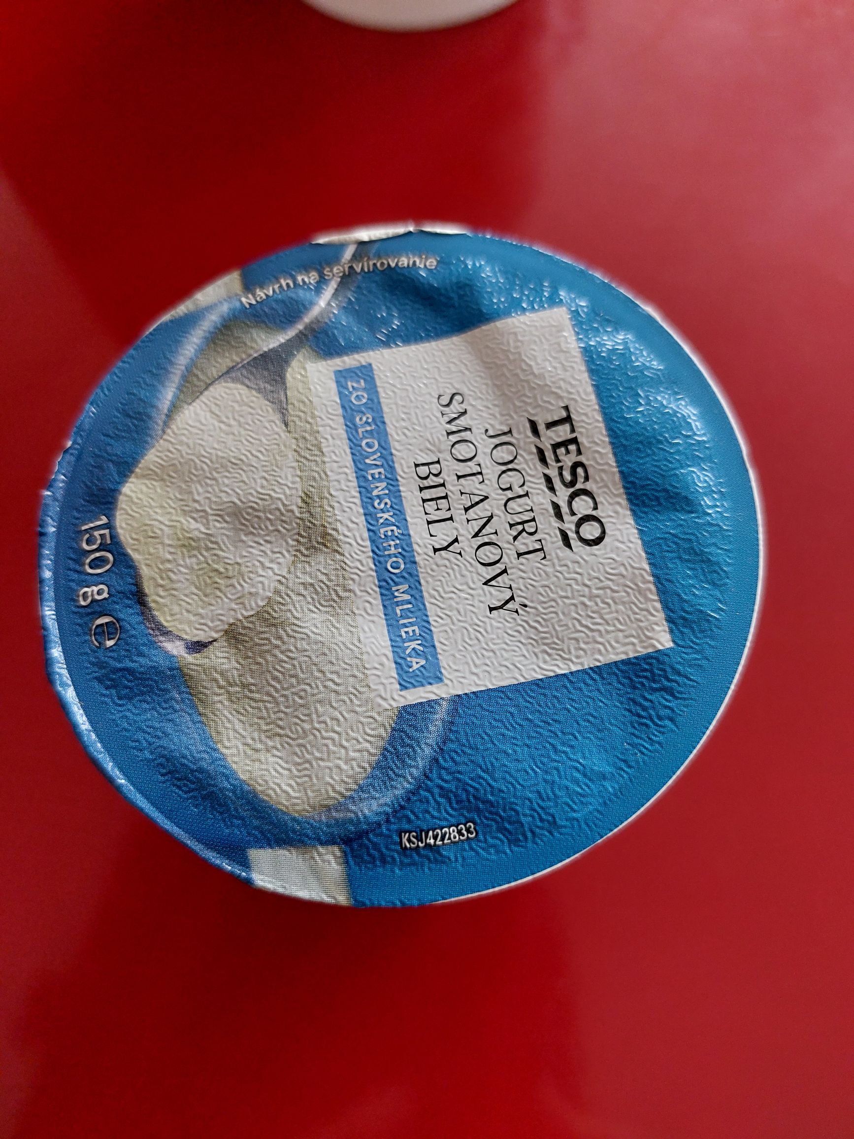 Viečko bieleho jogurtu značky Tesco.